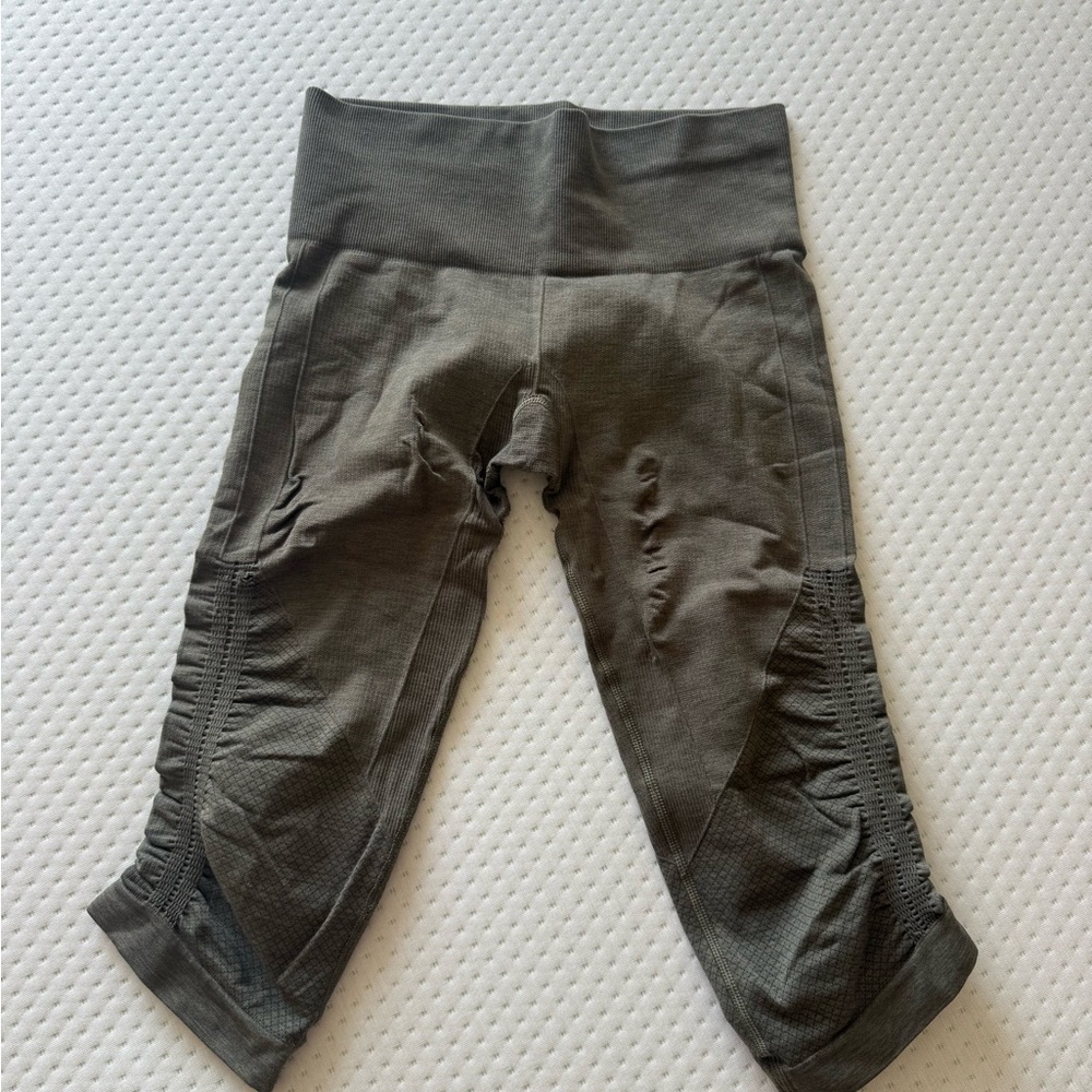 Camo green lululemon cropped leggings - Picture 5 of 6